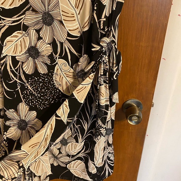 Short sleeve below knee dress in floral print w/front overlay/tie, NWT - Picture 16 of 16